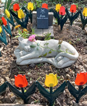 Image of Bluebell Woods Pet Cemetery decorated plot